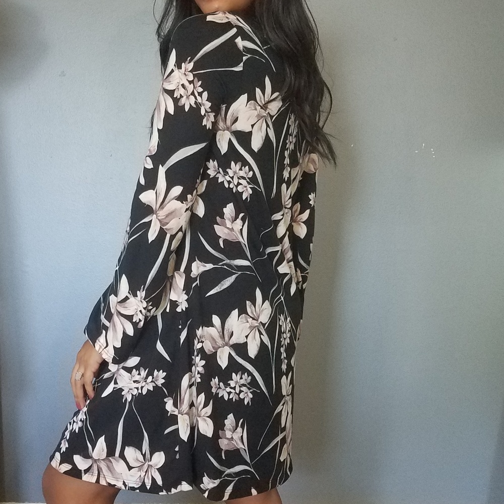 BLACK FLORAL CUTOUT TRAPEZE DRESS - Picture 3 of 8
